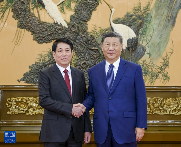 习近平会见越共中央政治局委员、中央书记处常务书记梁强1.png